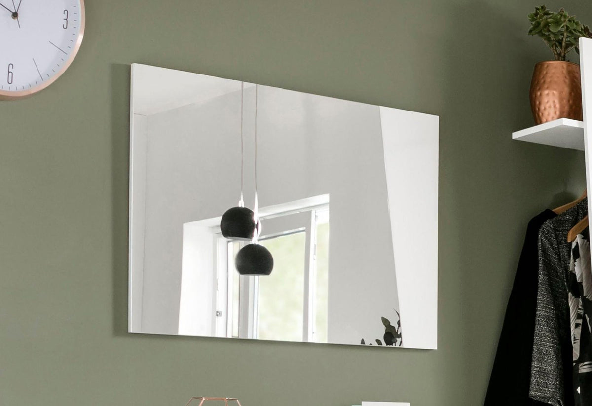 Specchiera GALAXIA bianco lucido appesa a parete verde salvia che riflette lampade e finestra #colore_Bianco Lucido