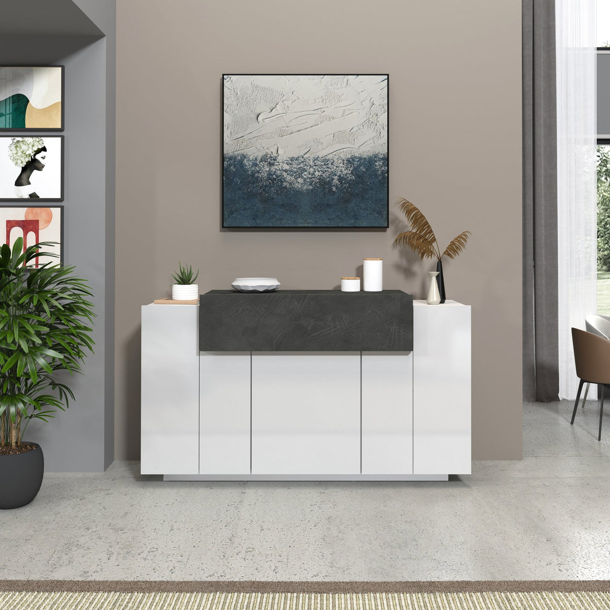 Credenza bassa bianco opaco con fascia centrale scura in una sala beige