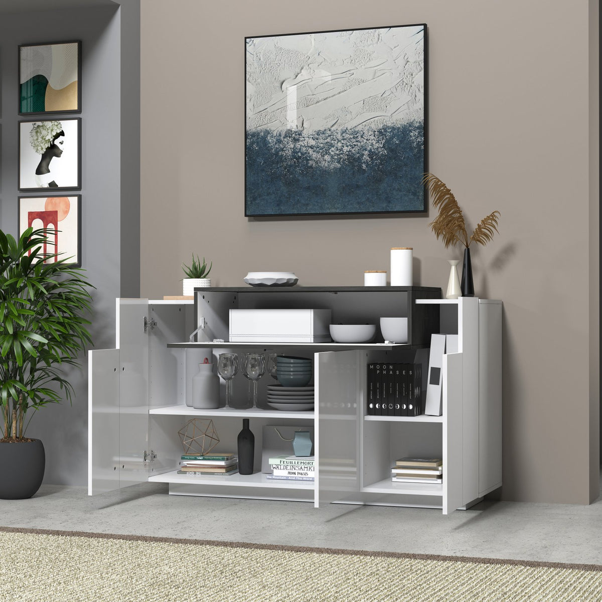 Credenza bianco opaco con due ante aperte e vani interni con oggetti