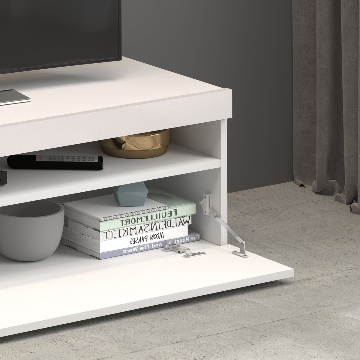 Dettaglio dell'anta ribaltata del porta TV BIANCO OPACO con pistoncini cromati e libri nel vano