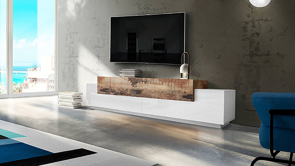 Porta TV CELESTIA bianco lucido con frontale in legno effetto invecchiato in soggiorno con finestra #colore_Bianco Lucido/Acero Pereira