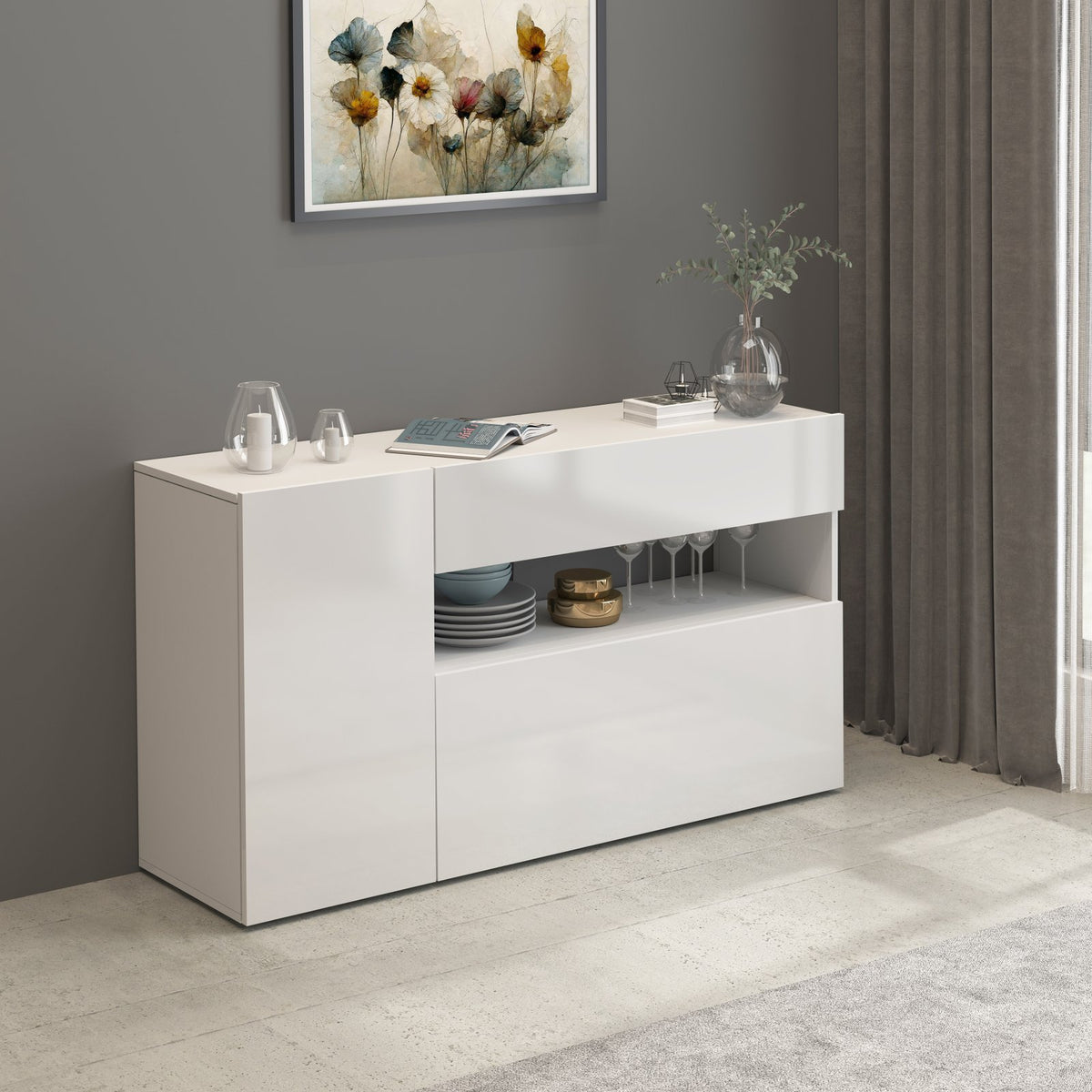 Credenza in legno laccato BELLAVIS bianco opaco contro parete grigia con quadro floreale