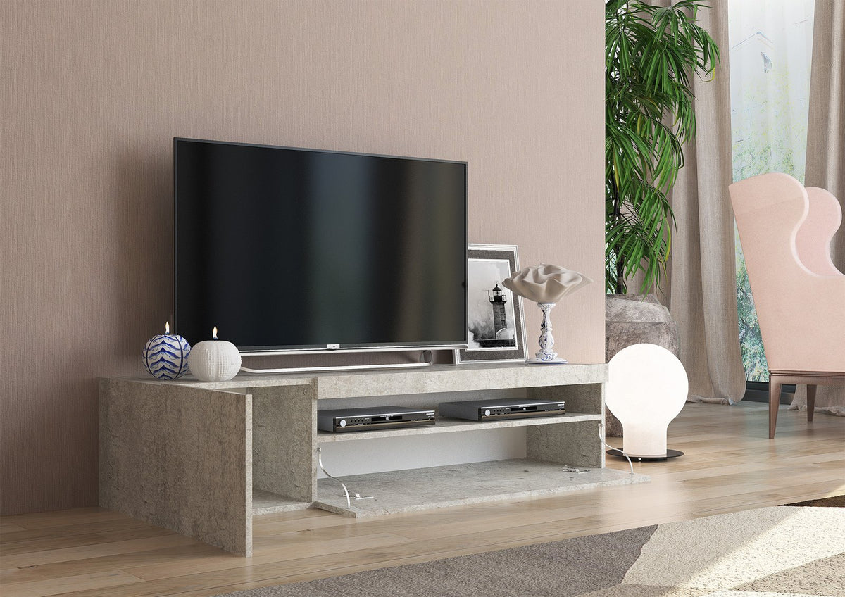 Porta TV FUSION effetto marmo chiaro in ambiente domestico con ripiano inferiore aperto #colore_Cemento