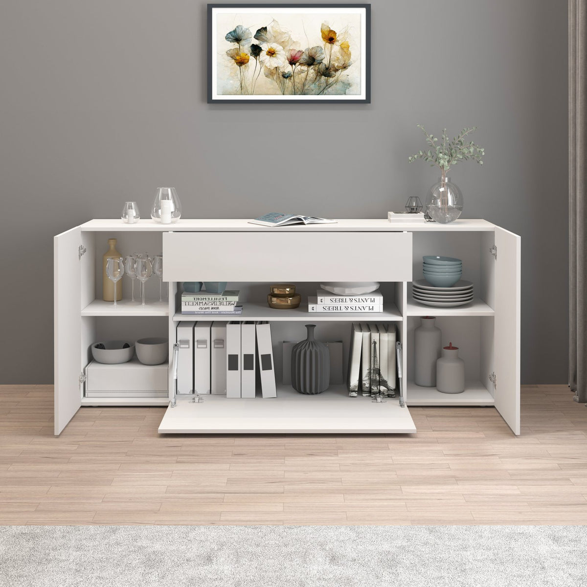 Credenza CAMPO bianco lucido frontale con anta a ribalta abbassata, ambientata