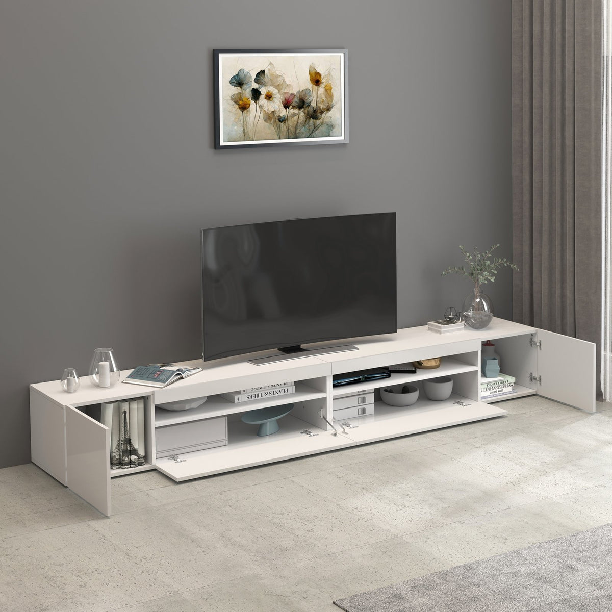 Porta TV bianco opaco con ante laterali aperte e vani con ripiani e libri all'interno