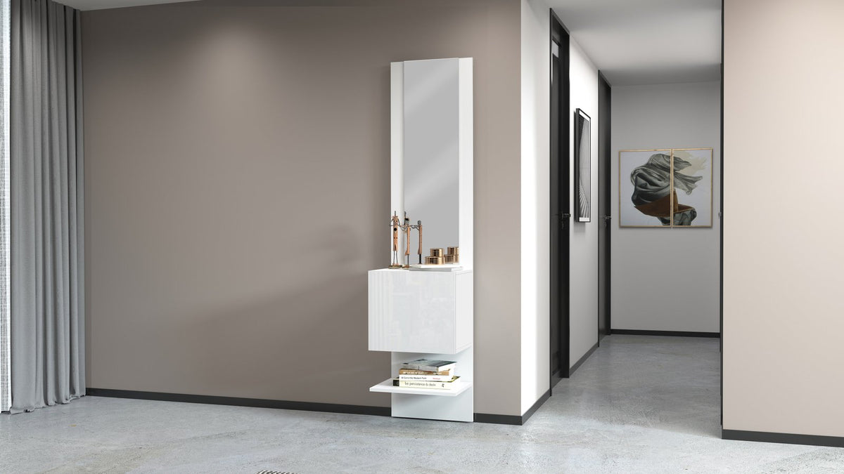 Specchiera PHOENIX bianco lucido in ingresso con mobile basso e oggetti dorati