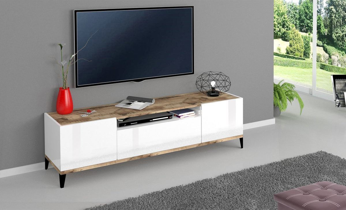 Porta TV ARTEMIS effetto legno in soggiorno con TV a parete, tappeto grigio e poltrona rosa #colore_Effetto Legno