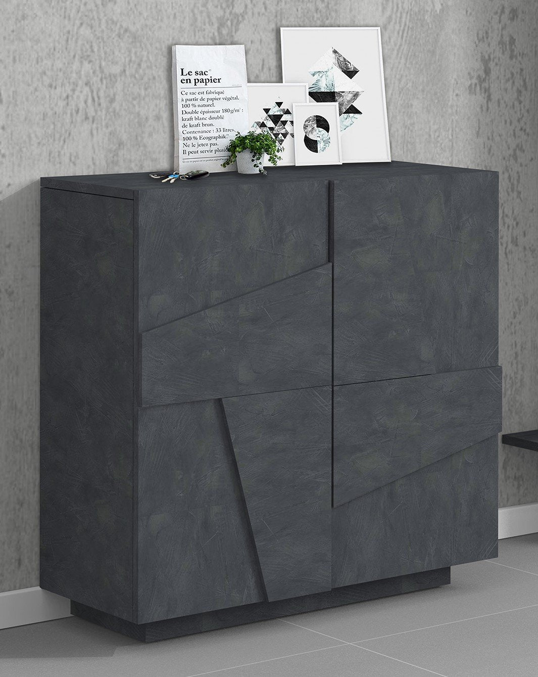 Scarpiera PULSE ardesia in ambiente interno, vista tre quarti con ante a tagli diagonali #colore_Ardesia