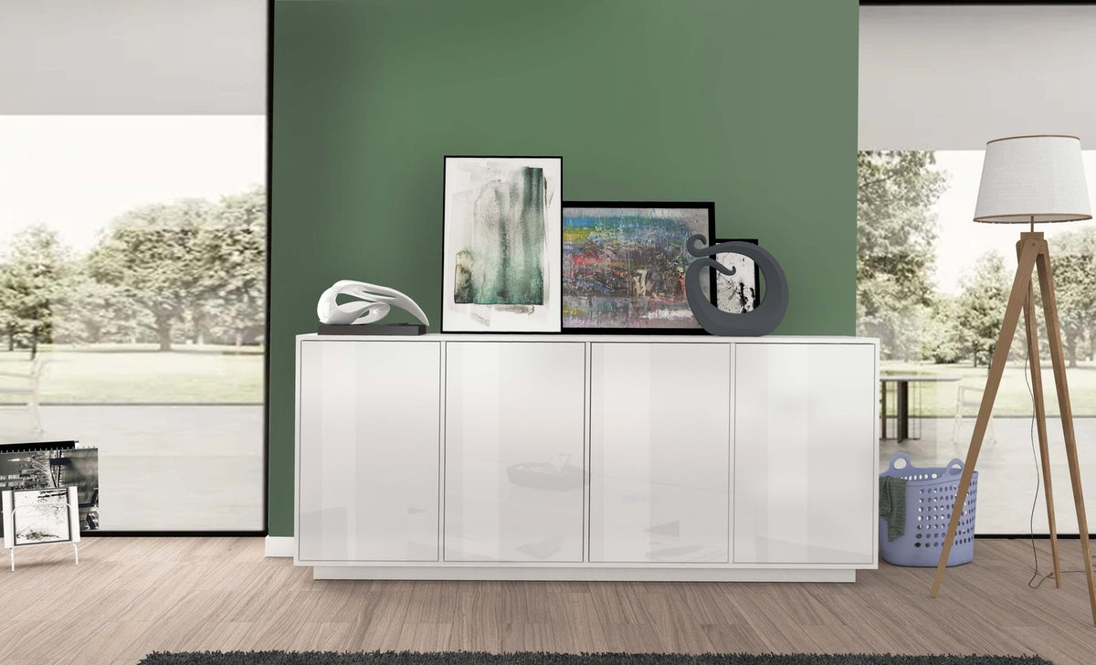 Credenza ENIGMA bianco lucido in soggiorno contro parete verde, con quadri e lampada da terra #colore_Bianco Lucido
