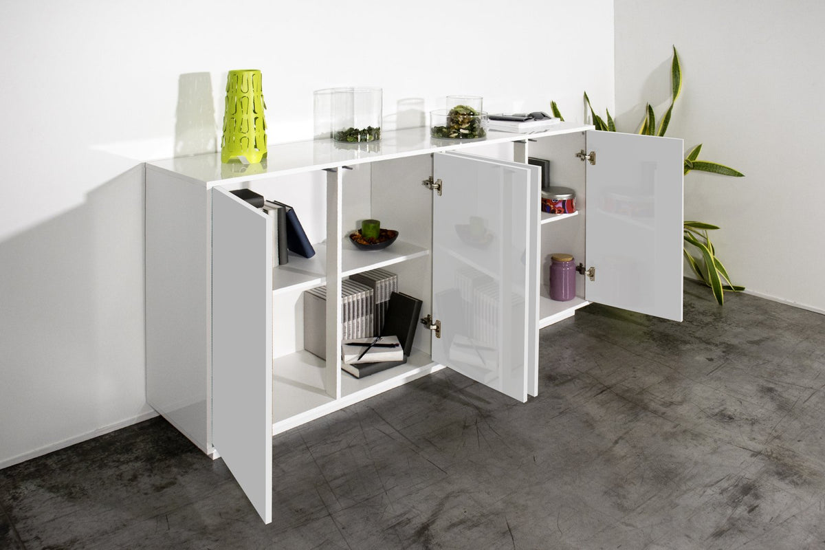 Credenza ENIGMA bianco lucido con ante aperte mostrando ripiani interni e oggetti di scena #colore_Bianco Lucido