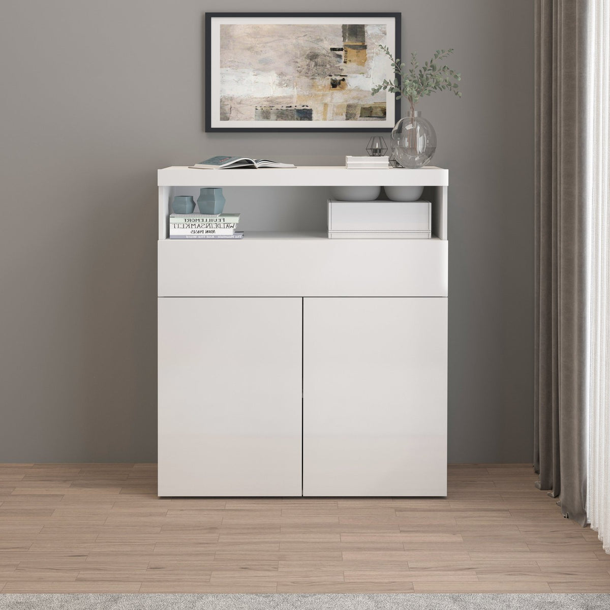 Credenza alta bianco opaco vista frontale con ripiano aperto e quadro astratto appeso sopra