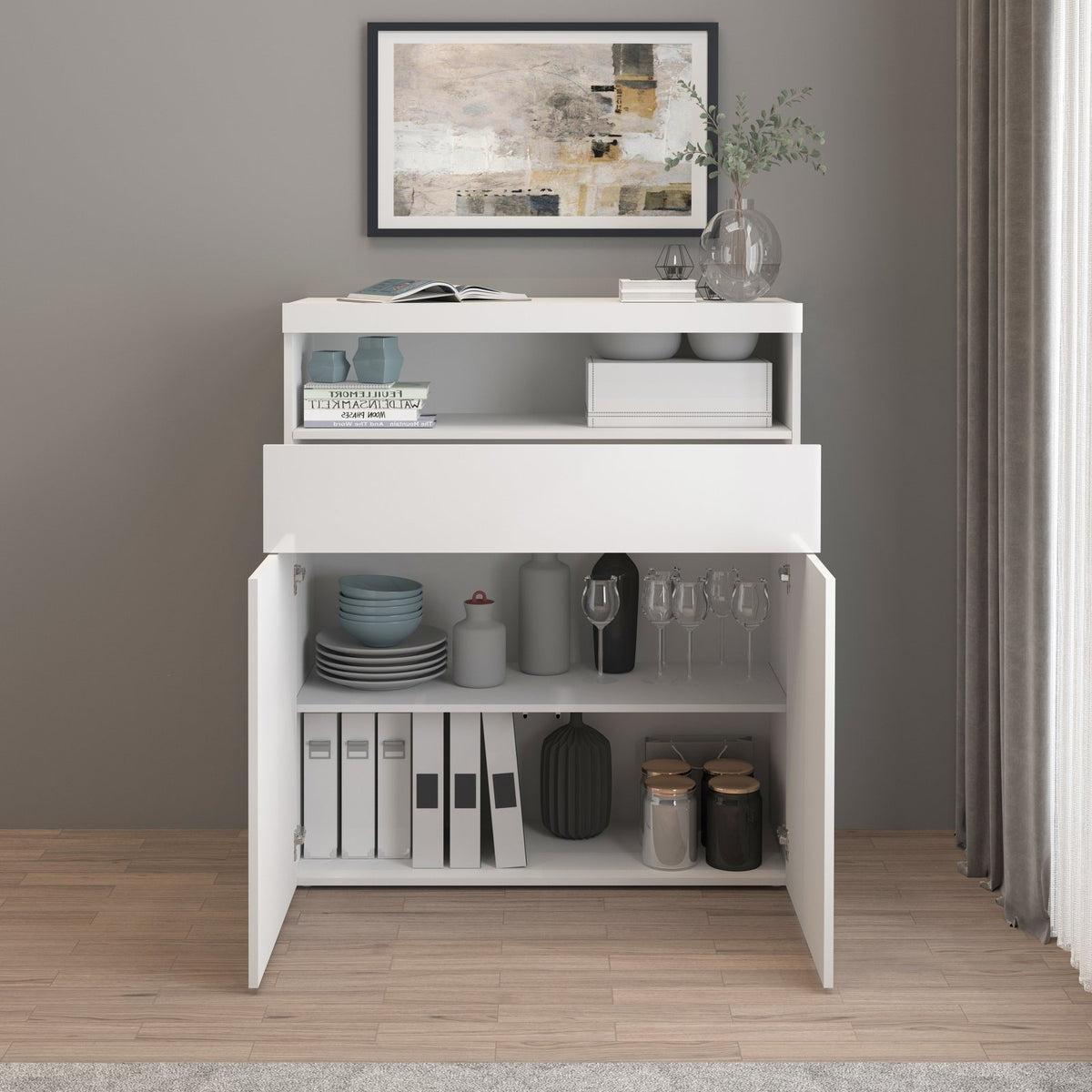 Credenza alta bianco opaco frontale con ante inferiori aperte e quadro nero sopra