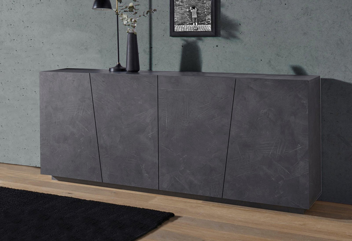 Credenza GALAXIA ardesia in ambiente con parete grigia, lampada e vaso di scena #colore_Ardesia
