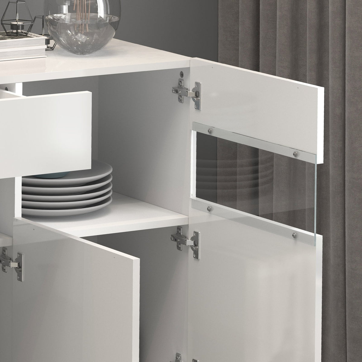 CREDENZA BASSA bianco, dettaglio delle cerniere e dell'anta con inserto in vetro, ante aperte