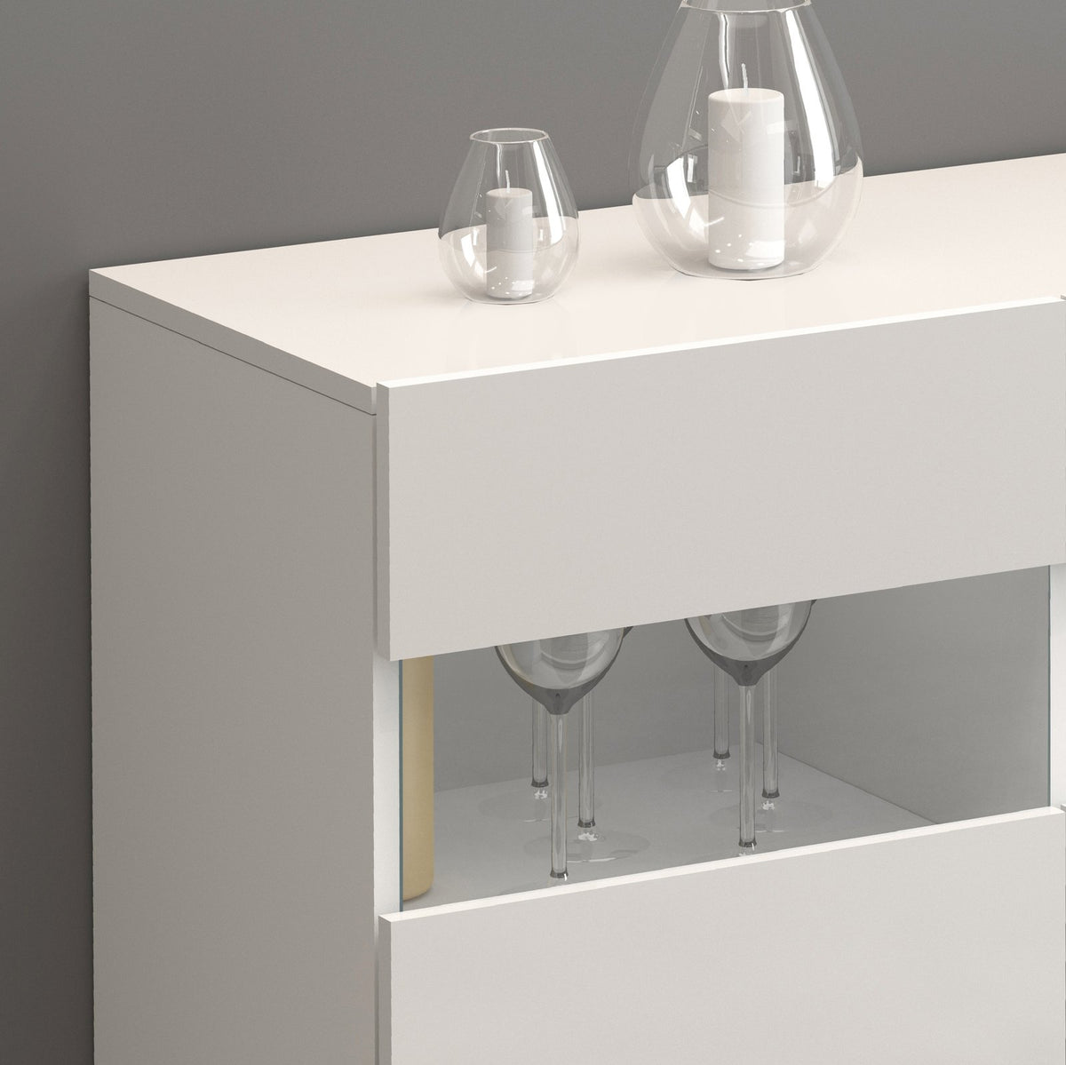 CREDENZA BASSA bianco lucido, angolo superiore ravvicinato con vano a giorno e bicchieri in vetro