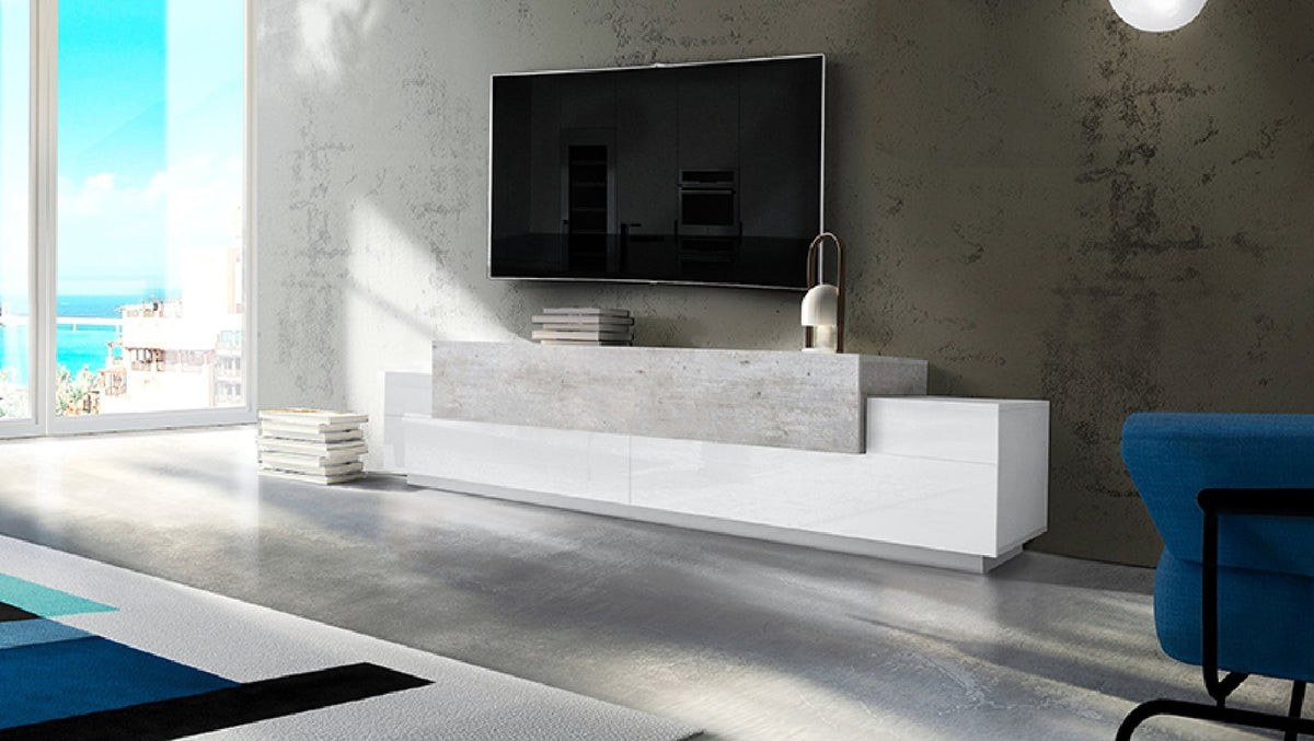 Porta TV CELESTIA bianco lucido con piano effetto cemento in soggiorno con vetrata sul mare #colore_Bianco Lucido/Cemento