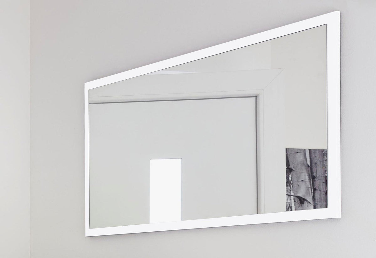 Specchiera ZENITH con cornice sottile bianca appesa a parete grigia chiara in ambiente interno