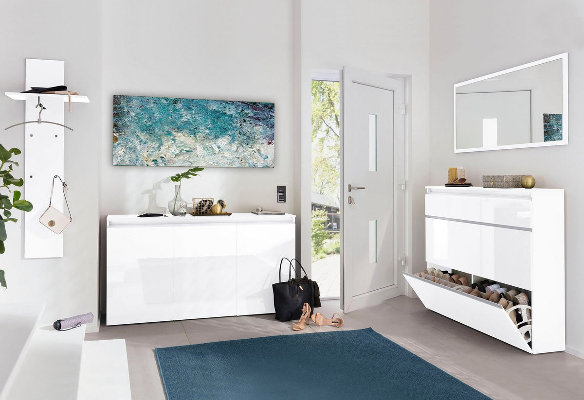 Specchiera ZENITH bianco appesa in ingresso, riflette la porta bianca e una cassettiera laccata