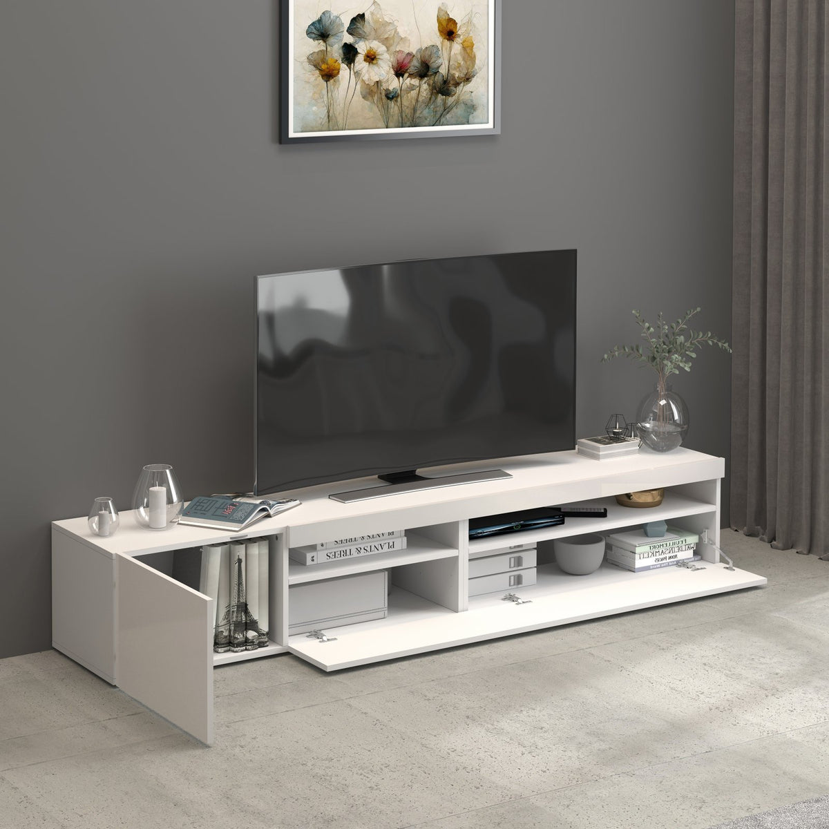 Porta TV bianco opaco con anta sinistra aperta che mostra i ripiani interni