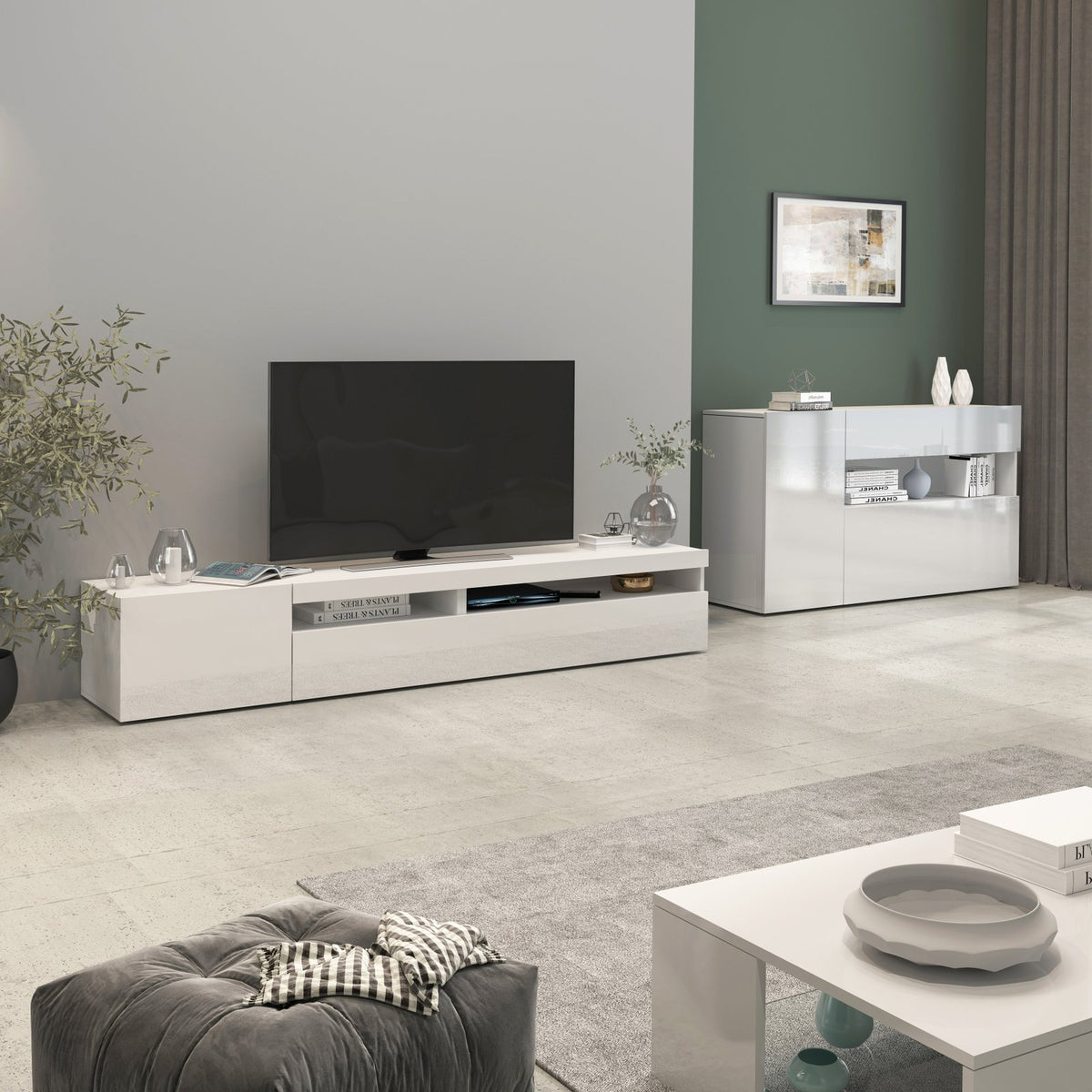 Credenza bianca lucida addossata a parete verde con quadro nero sopra