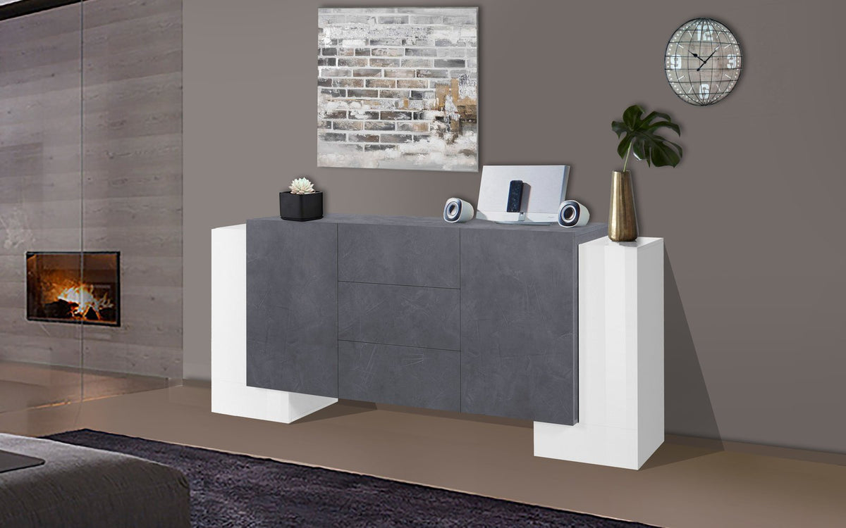 Credenza APEX bianco lucido con frontali grigi in soggiorno, sopra quadro astratto e camino