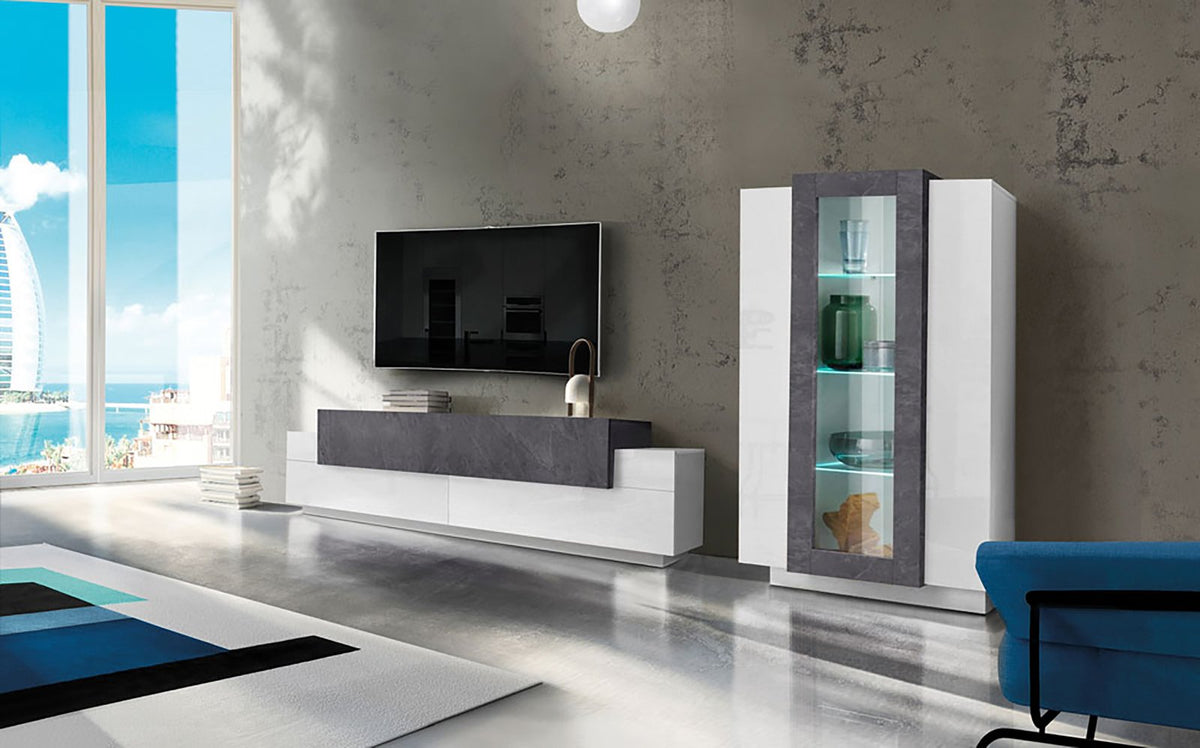 Parete soggiorno CELESTIA bianco lucido con TV a muro e vetrina illuminata in ambiente luminoso #colore_Bianco Lucido/Antracite Opaco