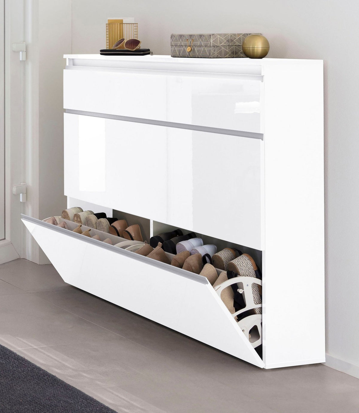 Scarpiera SATURNO bianco lucido ambientata in ingresso con ribalta aperta e scarpe #colore_Bianco Lucido
