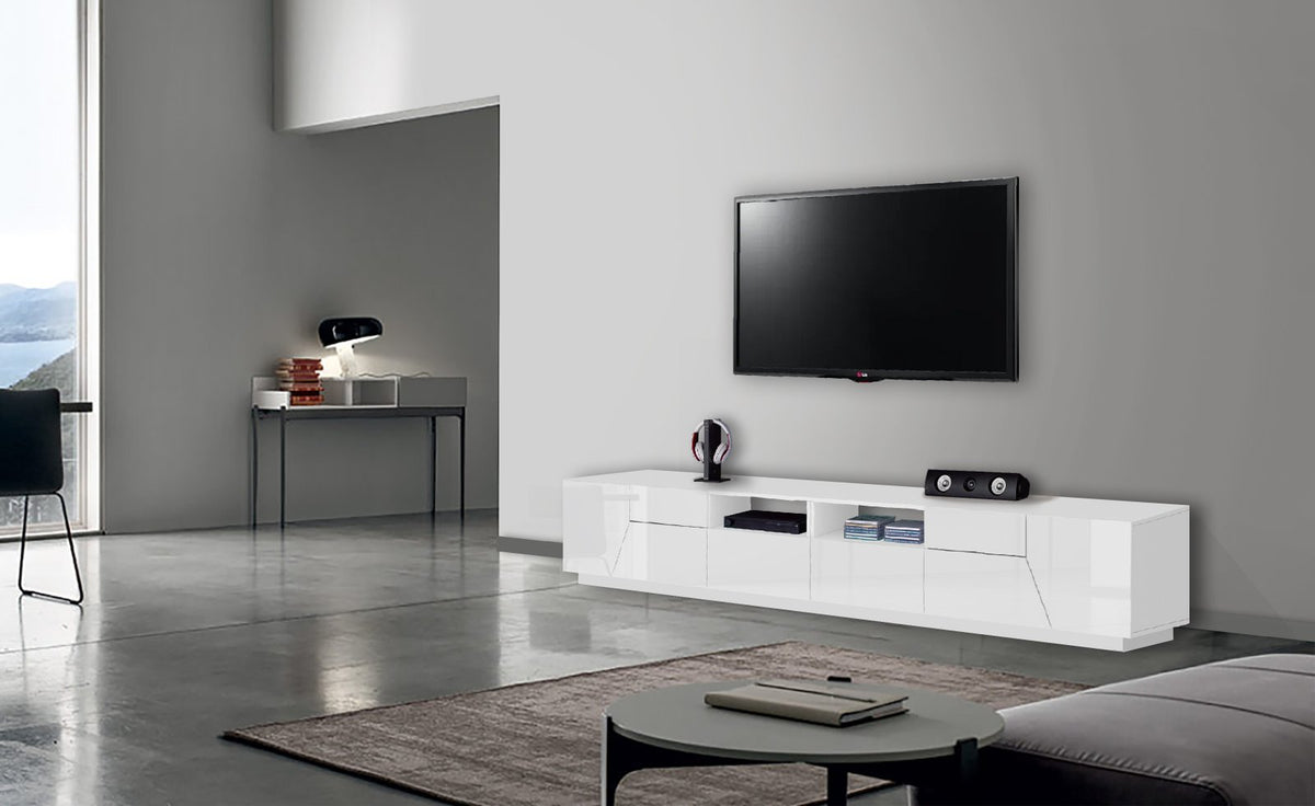 Porta TV NEBULA bianco lucido in soggiorno, con TV appesa sopra e finestra accanto #colore_Bianco Lucido