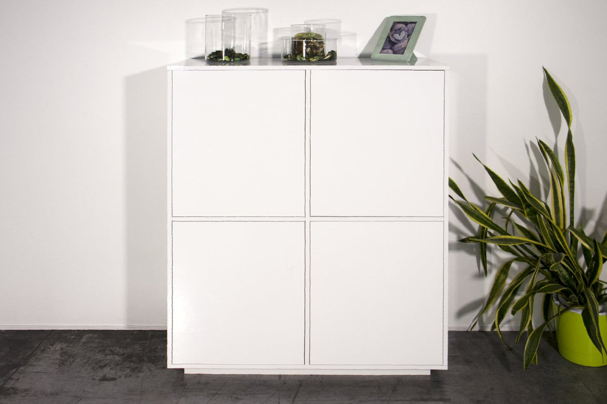 Credenza alta ENIGMA bianco lucido vista frontale con vasi di vetro e cornice sul piano