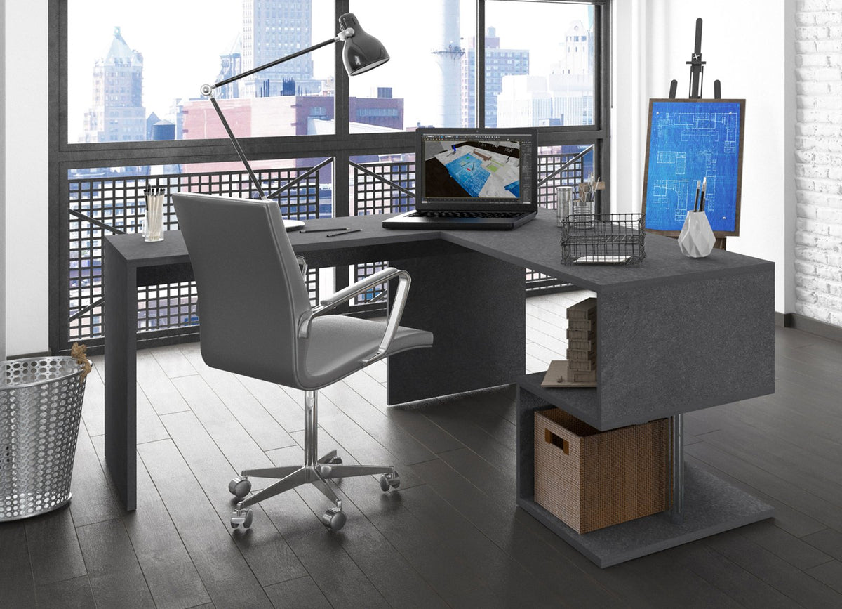 Scrivania HERMES antracite opaco ad angolo in ufficio con finestra su skyline urbano #colore_Antracite Opaco