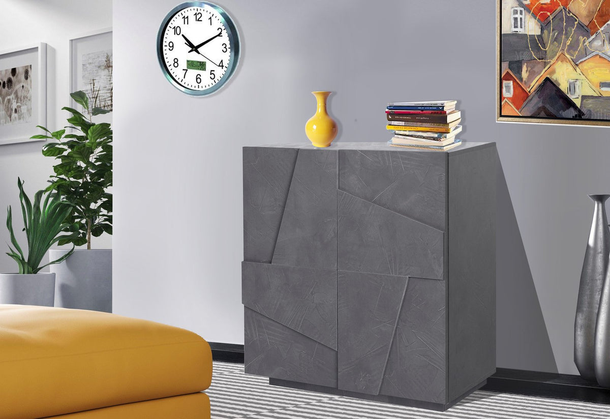 Credenza PULSE ardesia frontale in soggiorno, ante a rilievo irregolare e maniglie a incavo #colore_Ardesia
