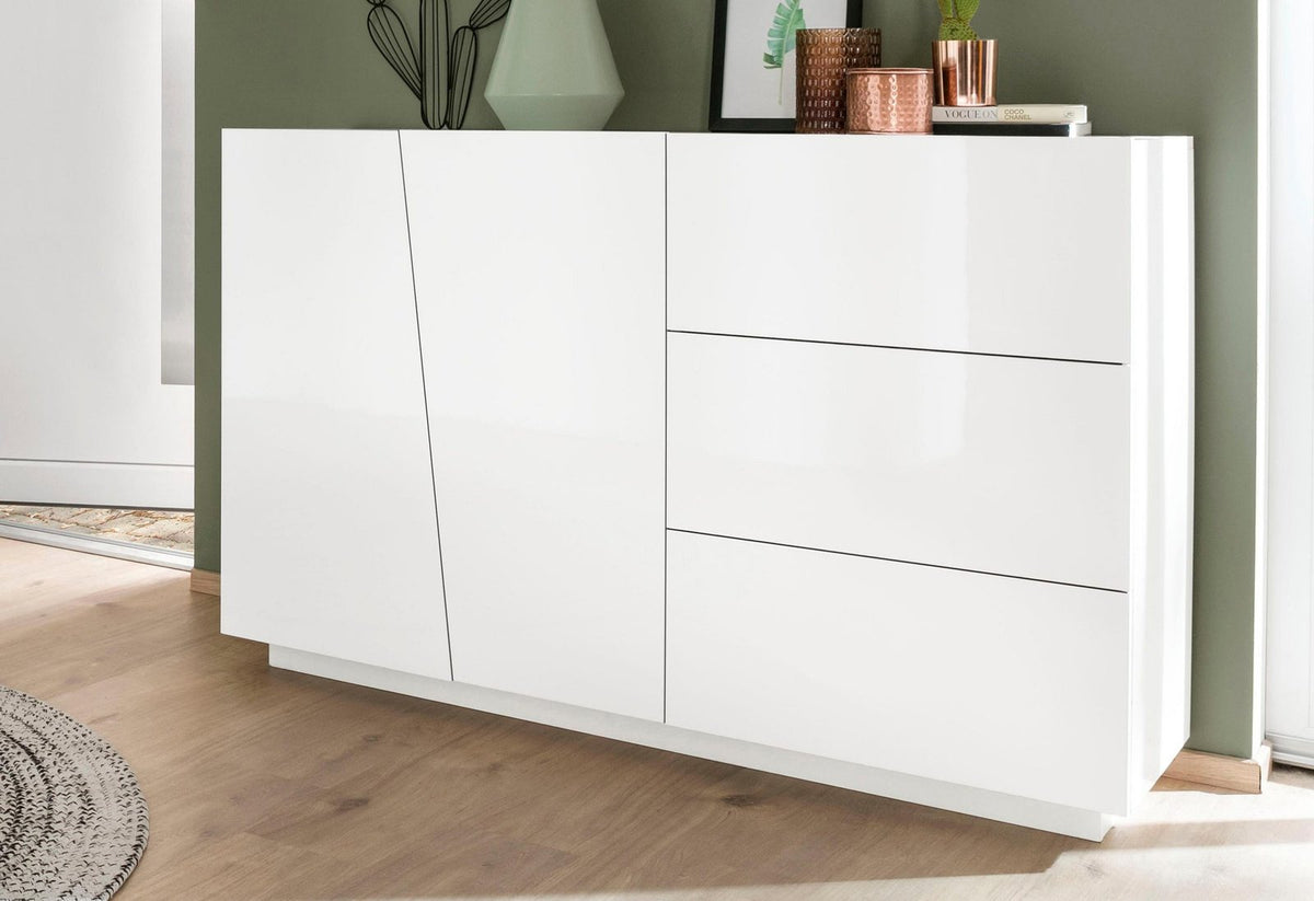 Credenza GALAXIA bianco lucido con due ante e tre cassetti in ambiente con parete verde salvia