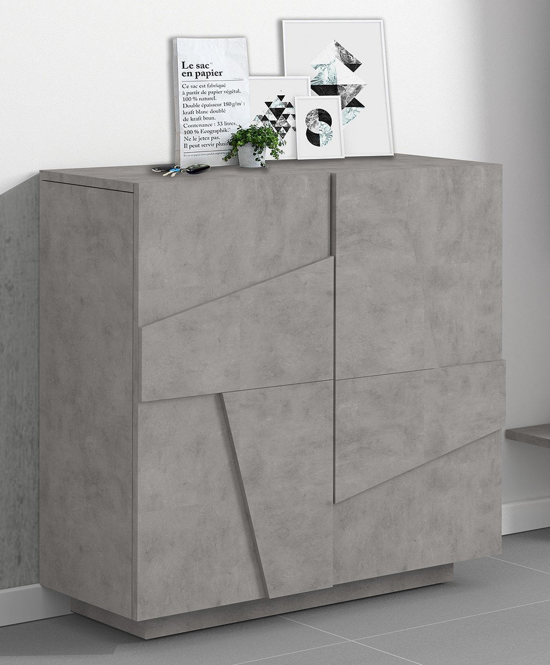 Mobile PULSE cemento grigio chiaro in ambiente interno, vista tre quarti con ante sfalsate #colore_Cemento