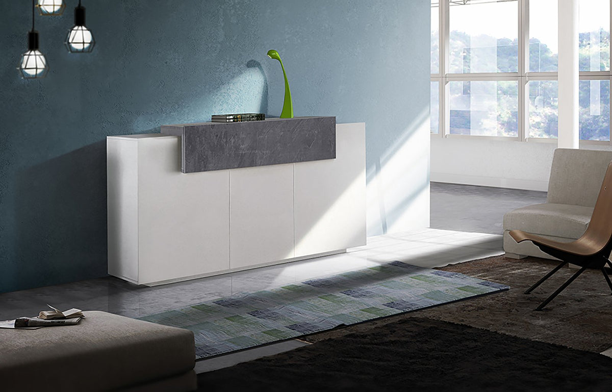 Credenza CELESTIA bianco lucido con ribalta antracite in soggiorno, pareti blu #colore_Bianco Lucido/Antracite Opaco