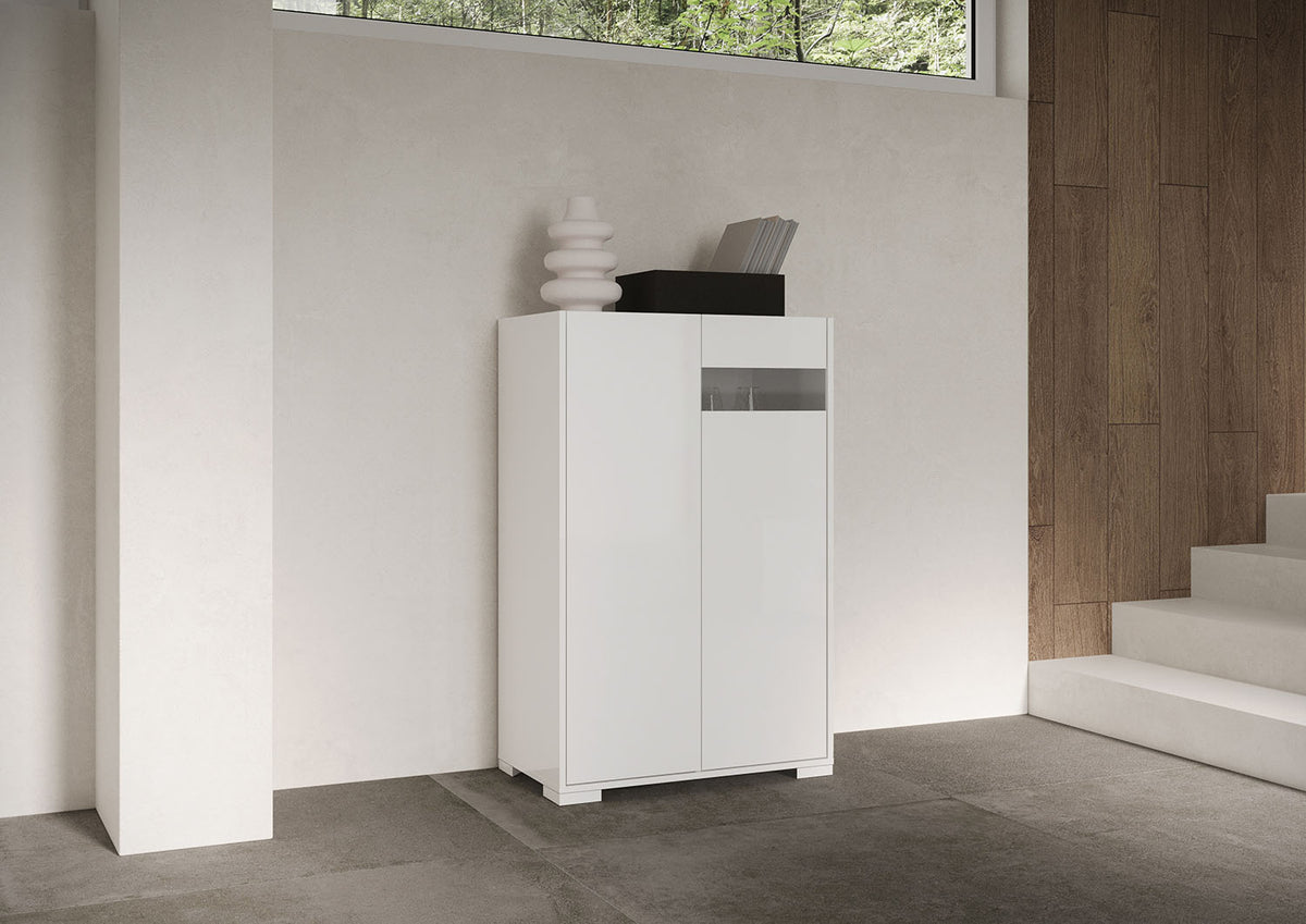 Credenza alta RIFLESSO bianco lucido a due ante in un soggiorno luminoso, vista tre quarti #colore_Bianco Lucido
