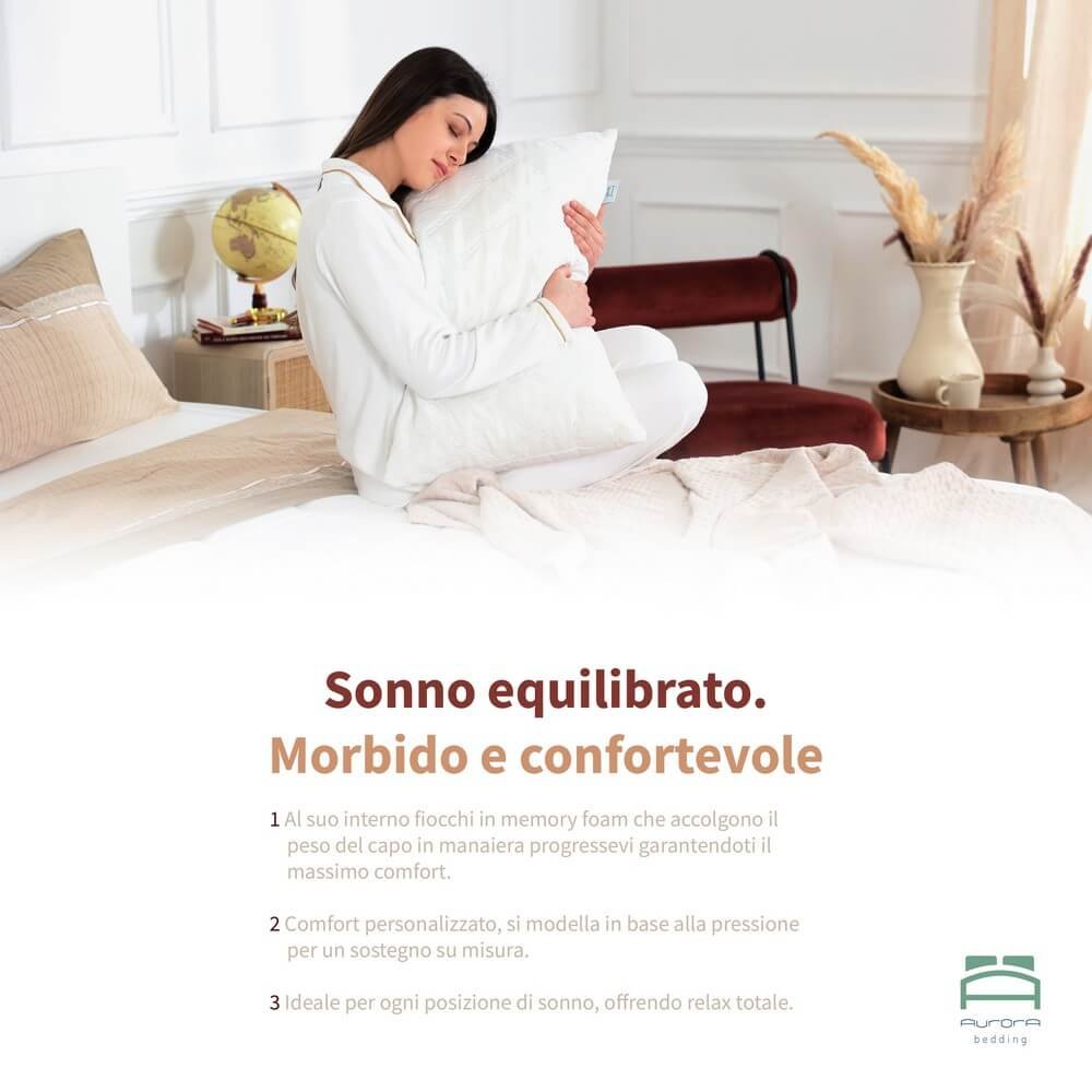 Donna in pigiama bianco seduta sul letto che stringe al petto il guanciale FIOCCO bianco