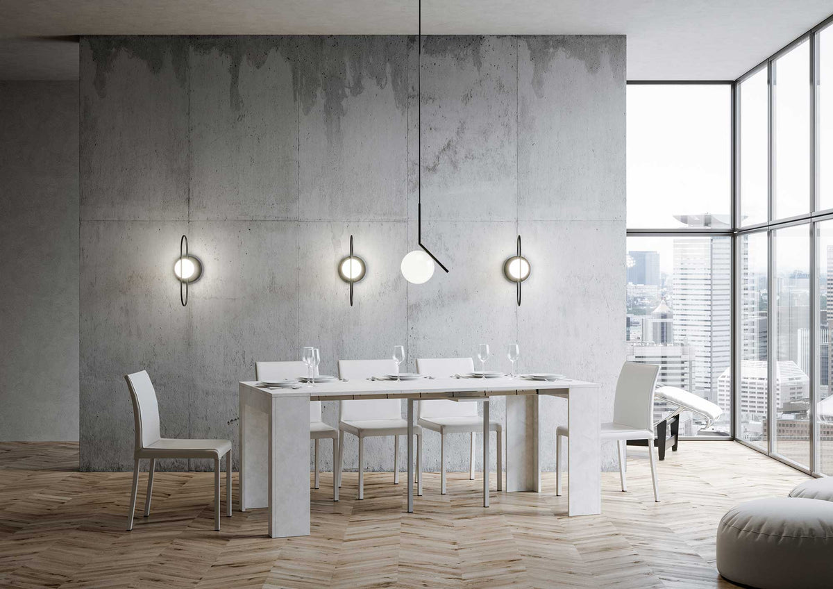 Tavolo EMY SMALL bianco spatolato allungato e apparecchiato con cinque sedie bianche, in sala #colore_Bianco Spatolato