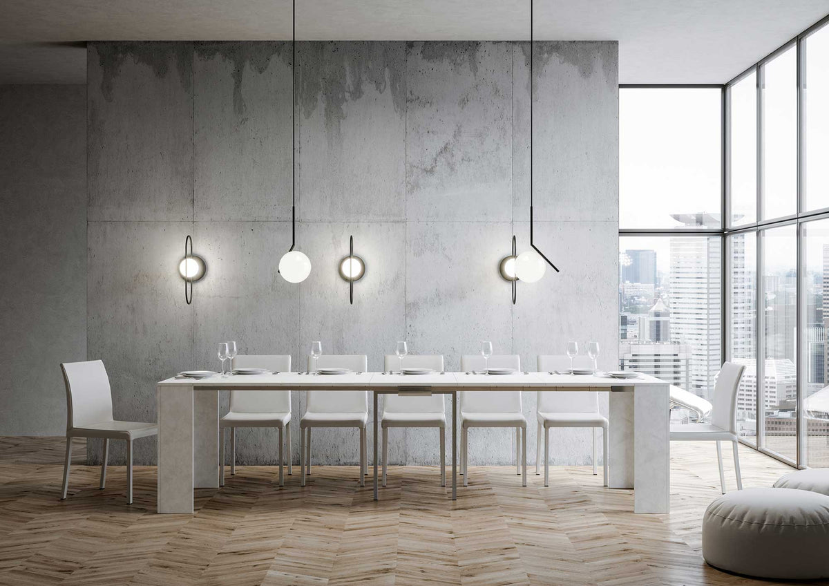 Tavolo EMY bianco spatolato completamente esteso con sei piatti e sei calici, vista frontale #colore_Bianco Spatolato