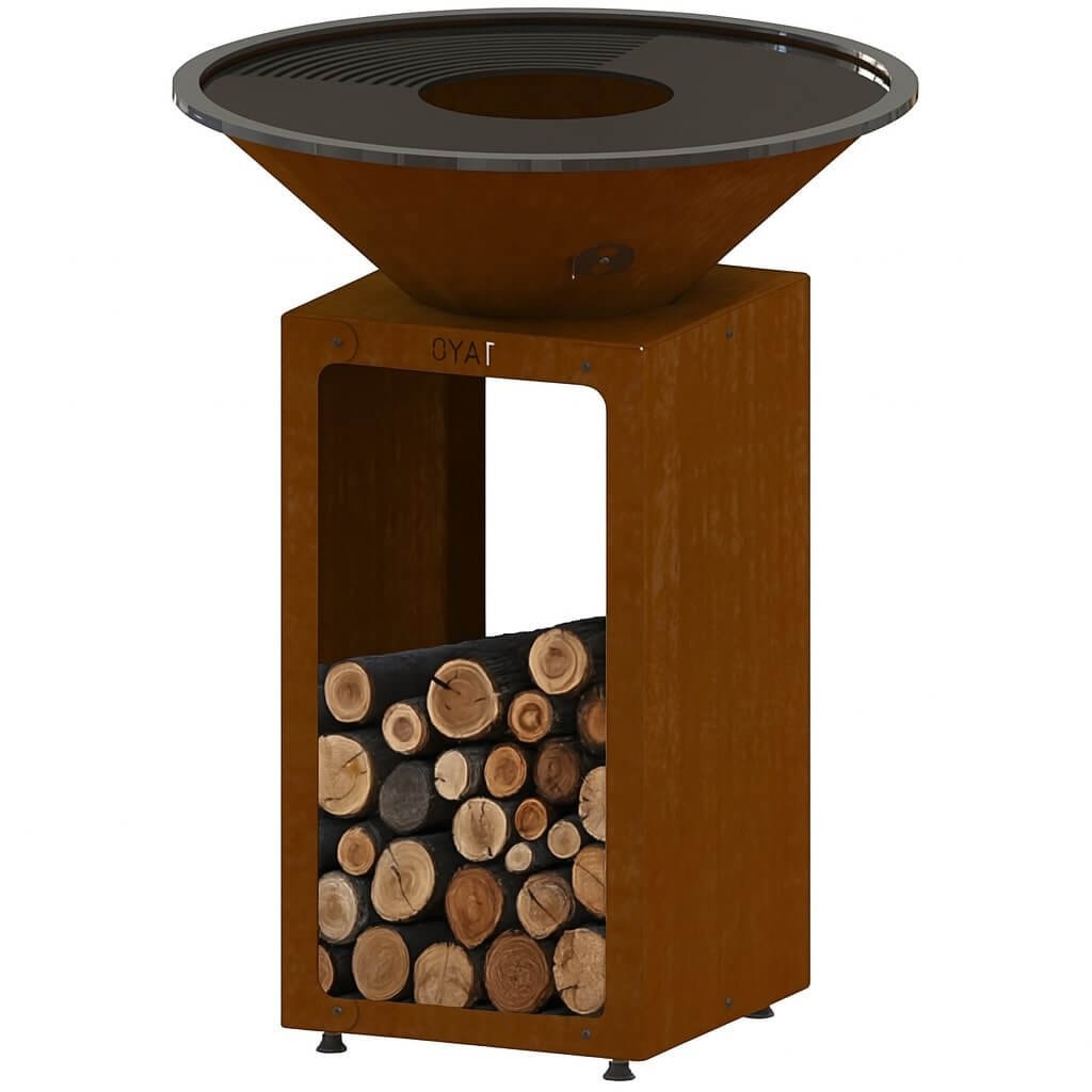 Barbecue a braciere BBO 68 cognac con portalegna frontale, ripreso di tre quarti su sfondo bianco #colore_Cognac