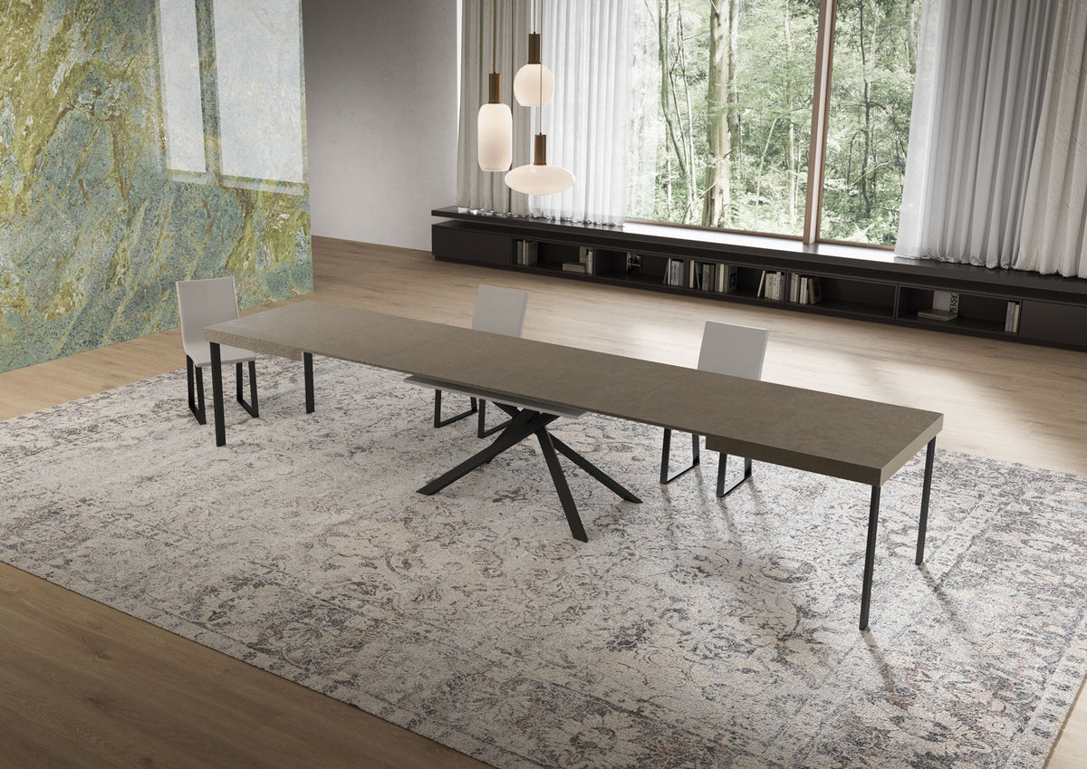Tavolo NIKET tortora completamente aperto con base a X antracite e credenza sullo sfondo #colore_Tortora