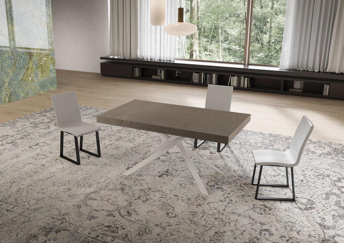 Tavolo NIKET tortora chiuso con gambe bianche a X, in stanza con credenza bassa e quadro #colore_Tortora
