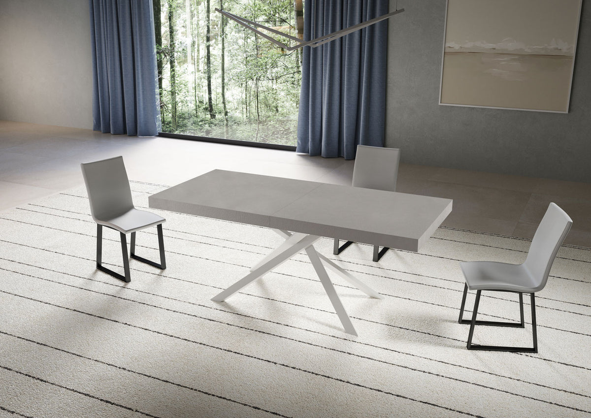 Tavolo NIKET cashmere allungato con giunzione centrale, gambe bianche inclinate su tappeto beige #colore_Cashmere
