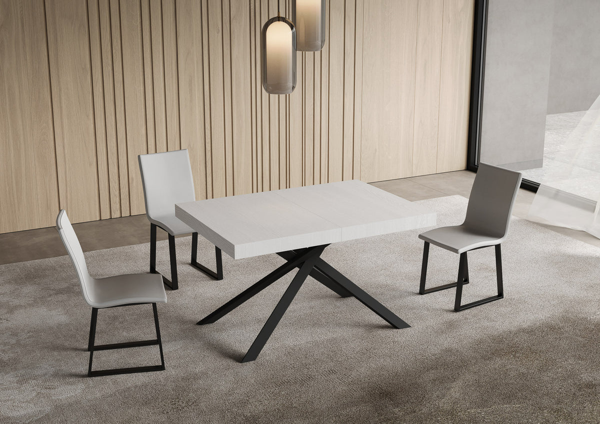 Tavolo NIKET bianco frassino con gambe nere a ragno, due sedie chiare, ambiente interno #colore_Bianco Frassino