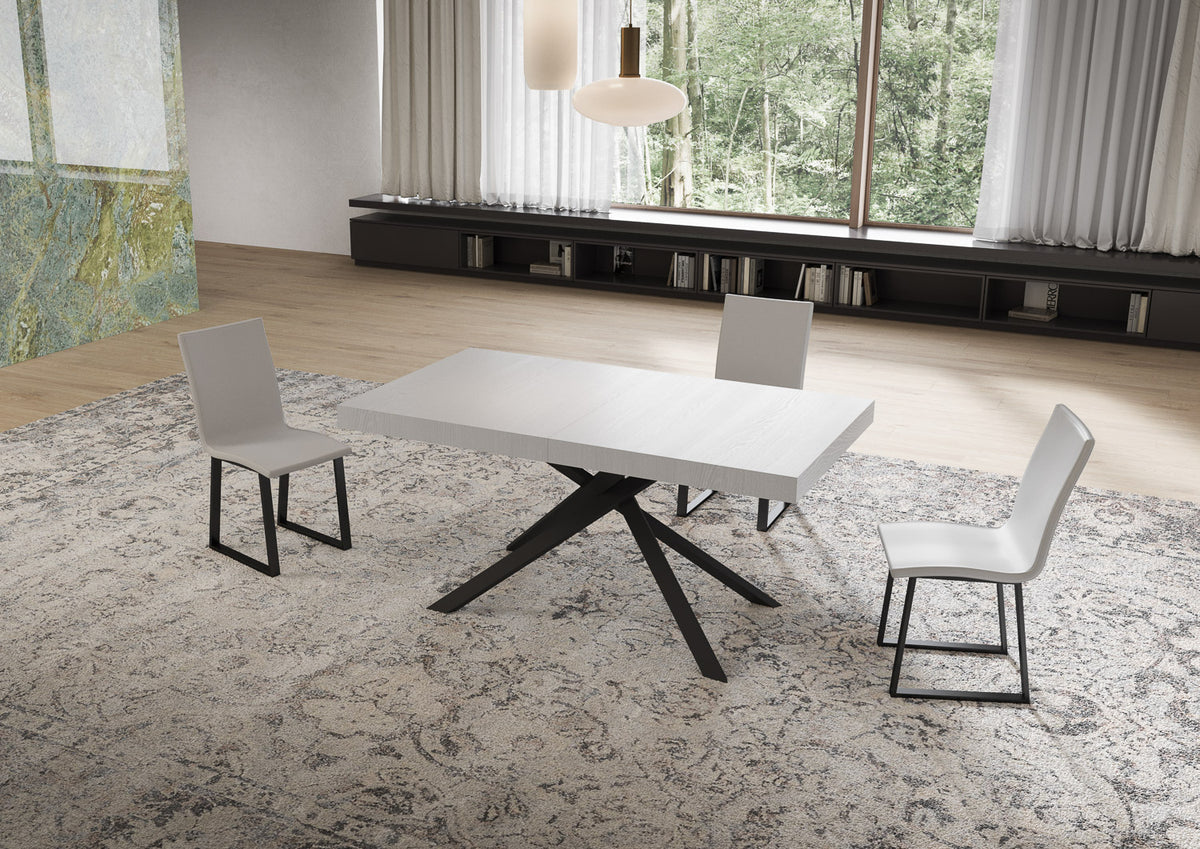 Tavolo NIKET bianco frassino chiuso in soggiorno con libreria bassa e finestre #colore_Bianco Frassino