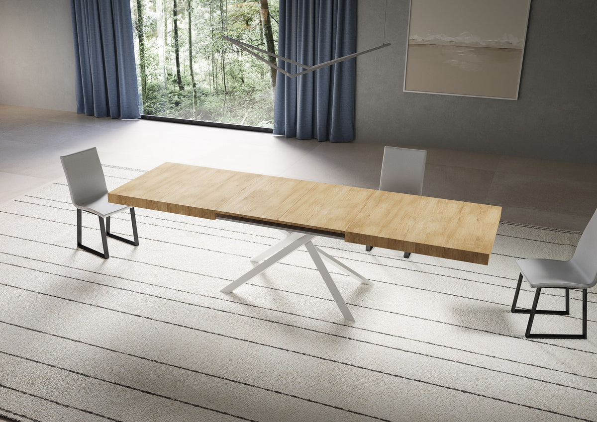 Tavolo NIKET effetto rovere allungato con prolunga centrale inserita, in stanza con tende blu #colore_Quercia Natura