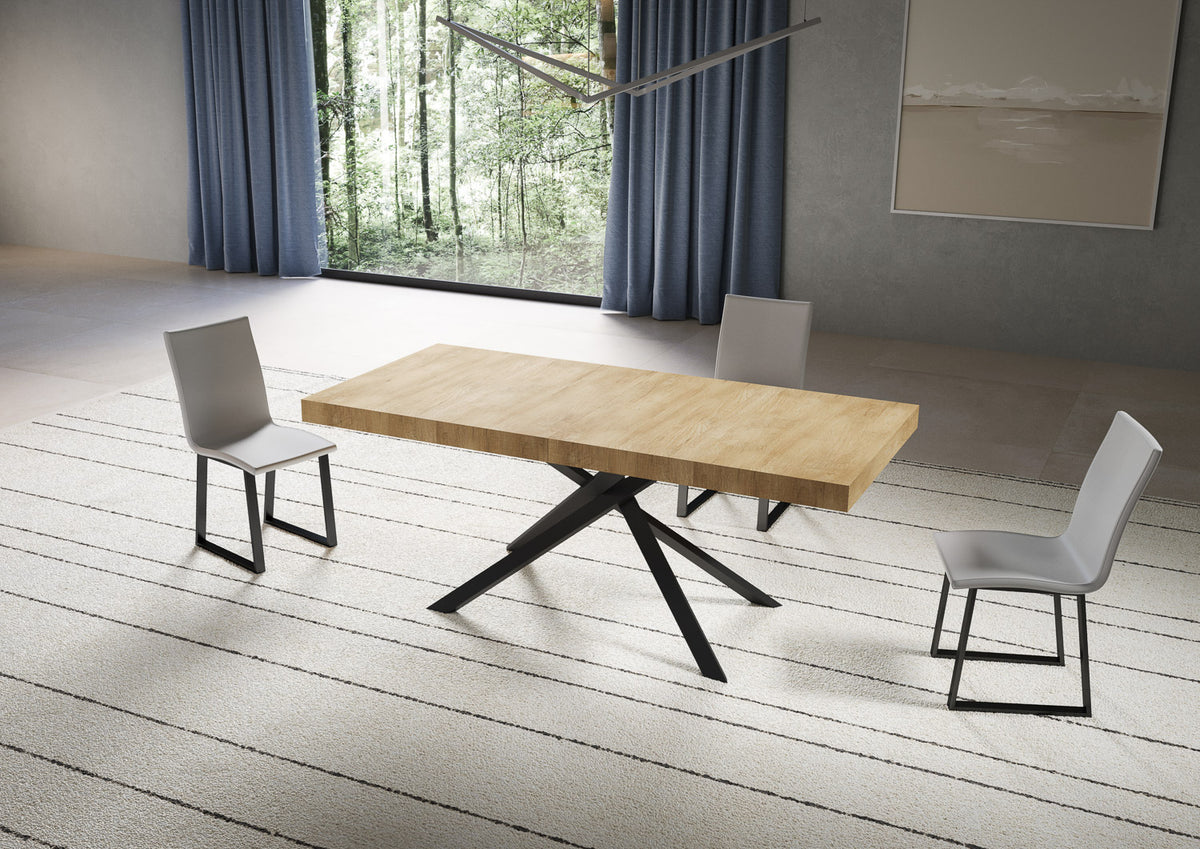 Tavolo NIKET noce rovere chiuso con gambe a X antracite e tre sedie grigie #colore_Quercia Natura