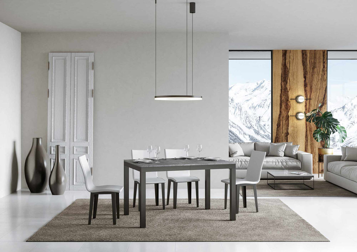 Tavolo EVERYDAY EVOLUTION cemento apparecchiato in soggiorno luminoso con lampada nera sopra #colore_Cemento