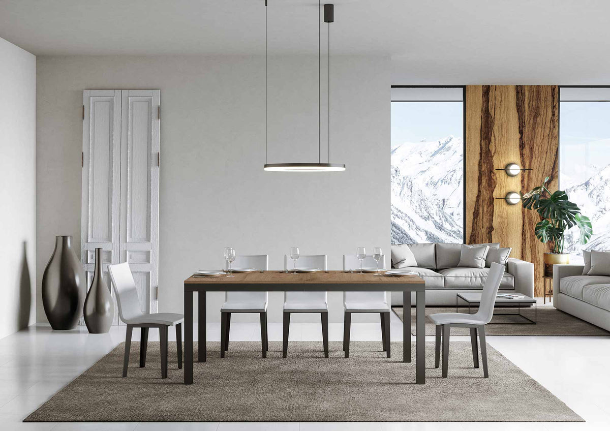 Tavolo EVERYDAY EVOLUTION quercia naturale chiuso con sei sedie bianche e calici in stanza #colore_Quercia Natura