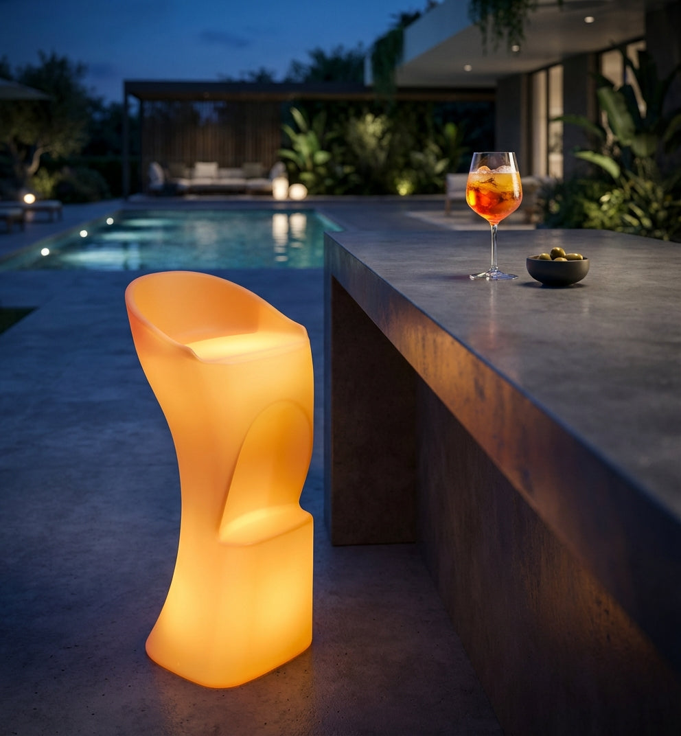 sgabello_luminoso_da_bar_in_plastica_per_esterni_con_luce_led__quoralriel