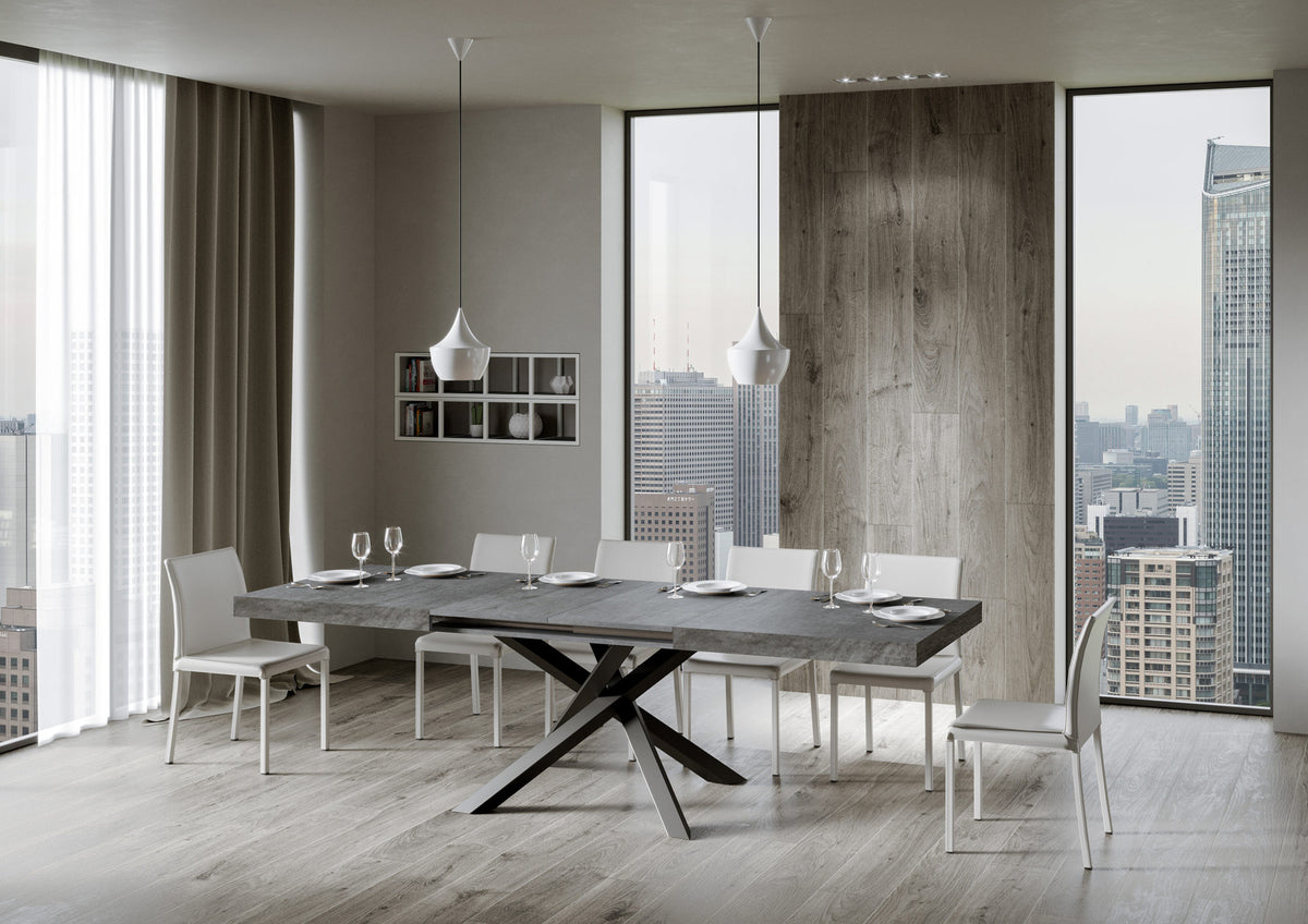 Tavolo VOLANTIS cemento allungato in interno con panorama urbano e sedie bianche #colore_Cemento